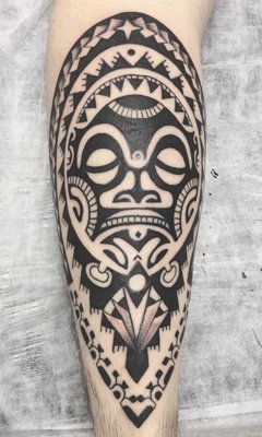  Tatouage maori, polynésien sur l'arrière de la jambe